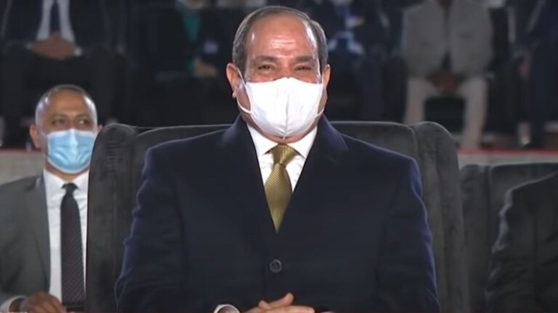 السيسي يدخل في نوبة ضحك بسبب طالبة جامعية (فيديو)