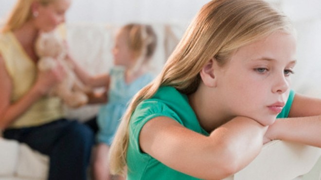 التمييز والمقارنة من أسبابها.. من يشعل الغيرة بين الأخوات؟!