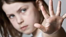 بسبب ضغوط الحياة.. أمّهات يعاقبن أبناءهن بالكي والآلات الحادة!