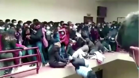 هذه حقيقة الفيديو المتداول لسقوط محتجين في المغرب من شرفة مبنى!