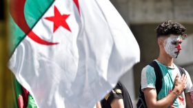 بالفيديو.. مؤرخ مصري يروي قصة هتاف”وان تو ثري فيفا لالجيري” وأصله