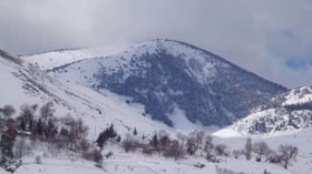 أجواء روسية رائعة يصنعها شباب في أعالي جبال بابور.. تزلج وركوب الخيل