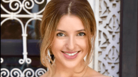 شاهد.. المغنية الأمريكية جينيفر جراوت تؤدي أغنية للشاب حسني