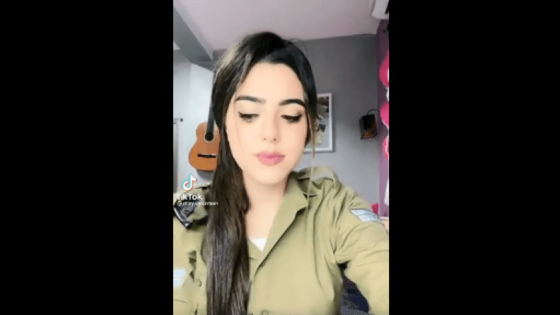 مجندة إسرائيلية تغني “حلوة يا بلدي” ومذيع عربي يقصفها