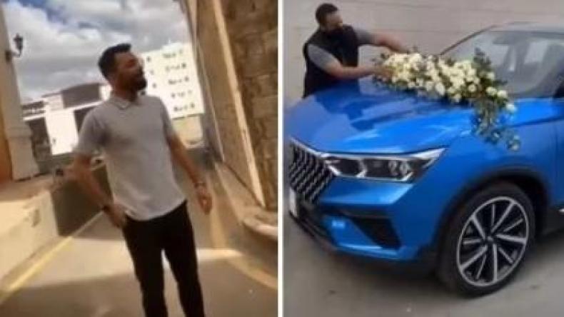 سعودية تهدي أحد موظفيها سيارة فارهة.. وهكذا كان رد فعله (فيديو)