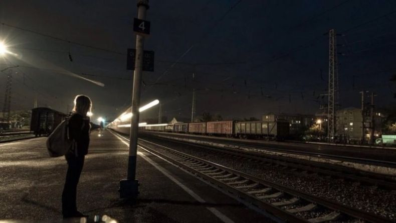 لأنهن لا يملكن وسائل نقل.. عاملات يلتحقن بوظائفهن تحت جنح الظلام!