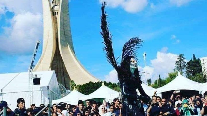 هل فُتحت أبواب مقام الشهيد أمام عبدة الشيطان؟