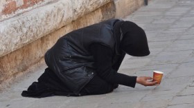 متسوّلات خمس نجوم..يملكن سيارات وأثاث فاخر!