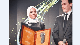 لماذا استلمت زوجة محمد صلاح جائزة القدم الذهبية رغم حضوره؟