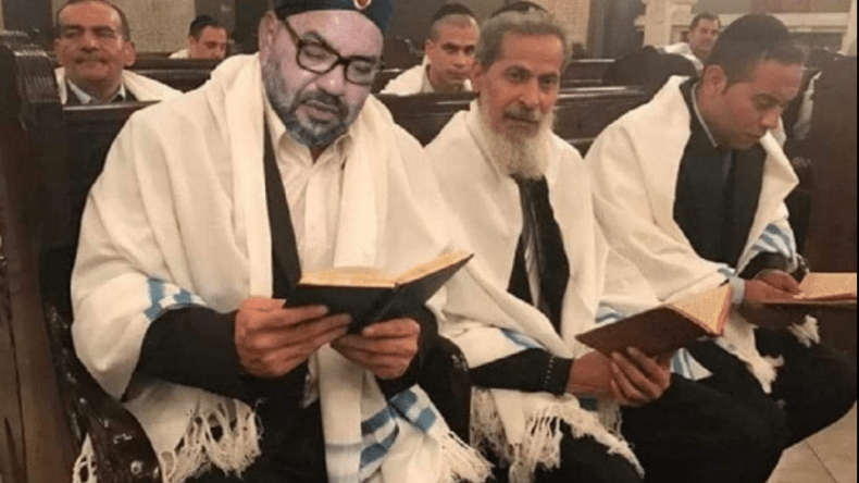 ملك المغرب يصلي في معبد يهودي.. صورة تحدث جدلا