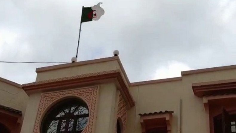 قنصلية الجزائر العامة بطرابلس تعود للعمل (فيديو)
