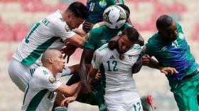 الجزائريون يقفون على “الأسود المروضة” قبل فاصلة المونديال