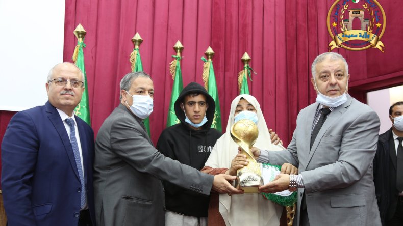 بالفيديو.. مجسم كأس العرب يزور عائلة المرحوم سفيان لوكار