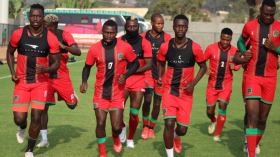 لاعبو منتخب مالاوي يغسلون ملابسهم بـ “أيديهم” ويعلقونها على شجرة..