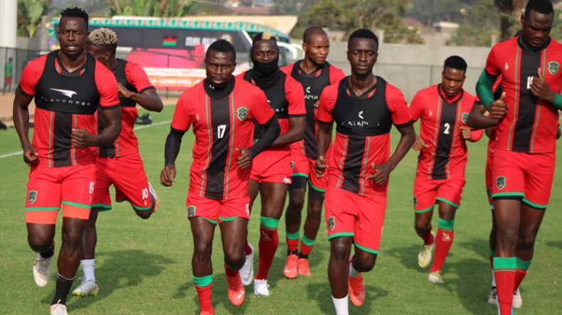 لاعبو منتخب مالاوي يغسلون ملابسهم بـ “أيديهم” ويعلقونها على شجرة..