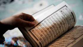 هل يصح حمل المصحف أثناء الصلاة؟