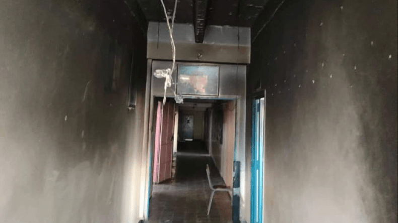 بالصور.. ملثمان يقتحمان ثانوية ويضرمان النار فيها بوهران