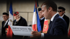 ماكرون يعتذر للأقدام السوداء وهم يردون: نريد أفعالا..!