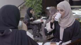 هل حرم داعية مسلم ارتياد النساء للمقاهي؟