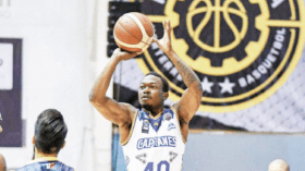 لاعب كرة سلة أمريكي يشهر إسلامه في الأردن