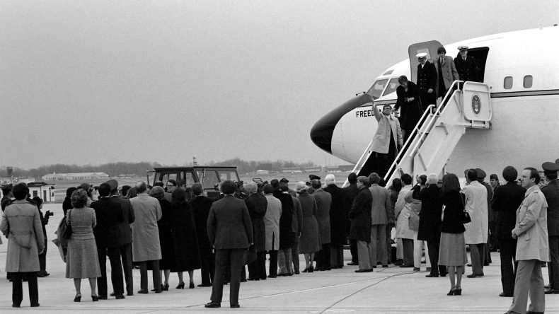 لعمامرة: ما قام به الجزائريون لتحرير الرهائن الأمريكين بإيران “معجزة دبلوماسية”