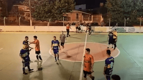 بالفيديو.. حكم مباراة في البرازيل يشهر مسدسه في مشاجرة مع اللاعبين