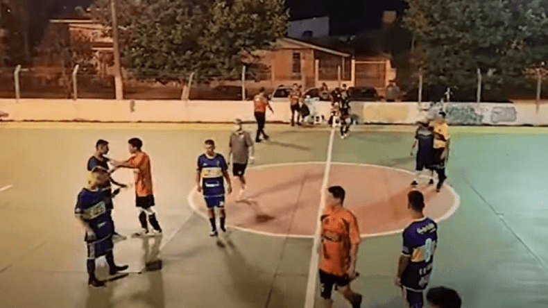 بالفيديو.. حكم مباراة في البرازيل يشهر مسدسه في مشاجرة مع اللاعبين