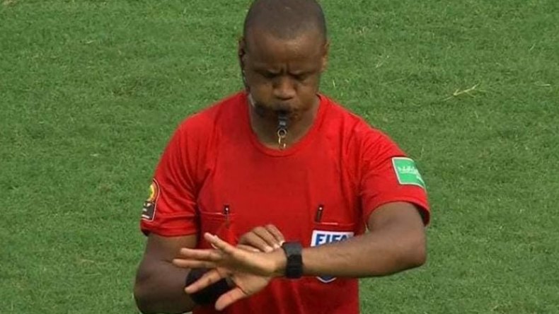 فضيحة تحكيمية تاريخية في مباراة مالي وتونس في كأس إفريقيا