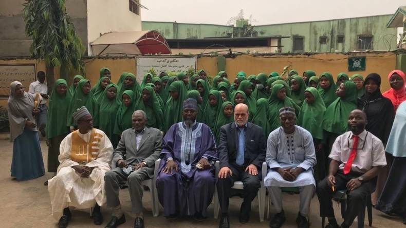 بالصور.. أبو جرة يقدم درسا دينيا بثانوية في لاغوس النيجيرية