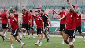 رومانسية في الأدغال.. مركز تدريب يُضاء ليلا بـ “الشموع”!