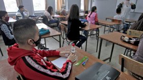 إصابات بالجملة للأساتذة والموظفين ومدارس خالية تماما