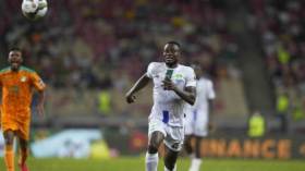 بِالفيديو: لاعب دولي سيراليوني ينجو من الموت بعد محاولته الانتحار