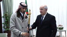 Le représentant de l’Emir du Qatar remet  au Président Tebboune le porte-drapeau en or