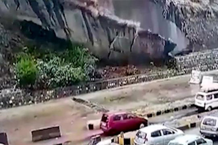 VIDEO: un effondrement spectaculaire en Inde