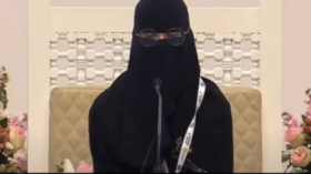 فتاة مسلمة تُبكي لجنة تحكيم برنامج غنائي.. فيديو يحدث ضجة