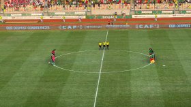 بِالفيديو: رمّموا بساط ملعب “جابوما” بعد إقصاء الجزائر وقدوم الكاميرون!