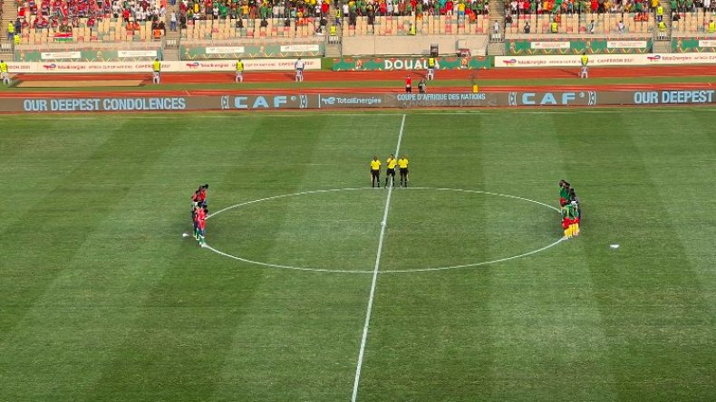 بِالفيديو: رمّموا بساط ملعب “جابوما” بعد إقصاء الجزائر وقدوم الكاميرون!