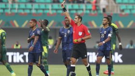 السنيغال تتأهّل والحكم الجزائري “بن براهم” يطرد لاعبَين