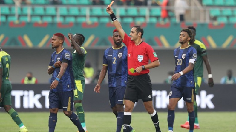 السنيغال تتأهّل والحكم الجزائري “بن براهم” يطرد لاعبَين