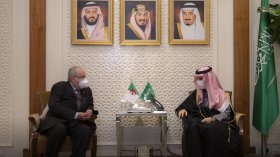 لعمامرة ينقل رسالة من الرئيس تبون إلى ملك السعودية