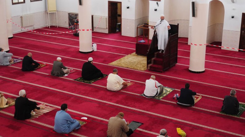 معاقبة كل إمام يصمت عن تهاون المصلين