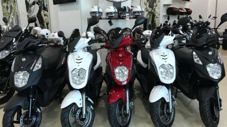 الجزائريون يطلبون 100 ألف دراجة نارية بديلا عن السيارات!