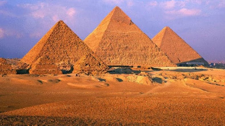 ظاهرة غريبة فوق الأهرامات ..