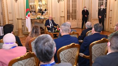 Le président Tebboune rencontre des représentants de la communauté nationale en Egypte
