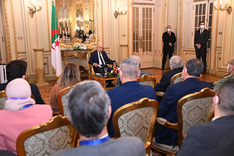 Le président Tebboune rencontre des représentants de la communauté nationale en Egypte