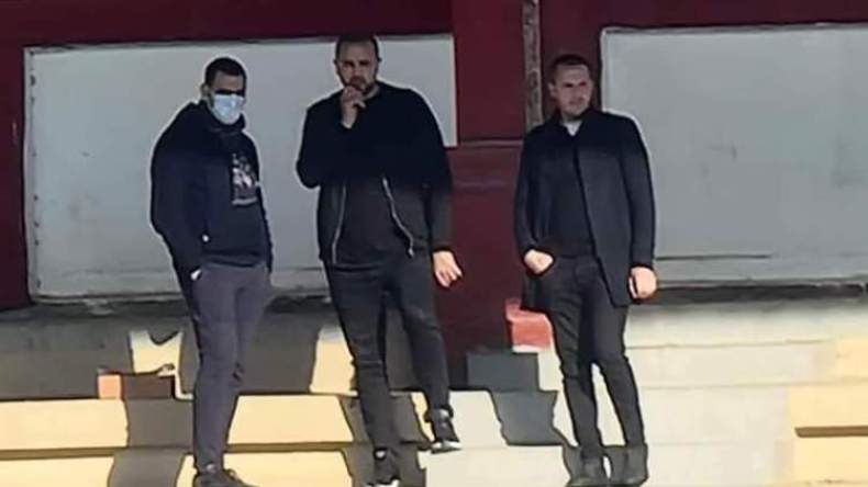 بوقرة رفقة زطشي في المدرجات