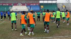 رئيس سيراليون يُطالب لاعبي المنتخب بِنيل الكأس الإفريقية