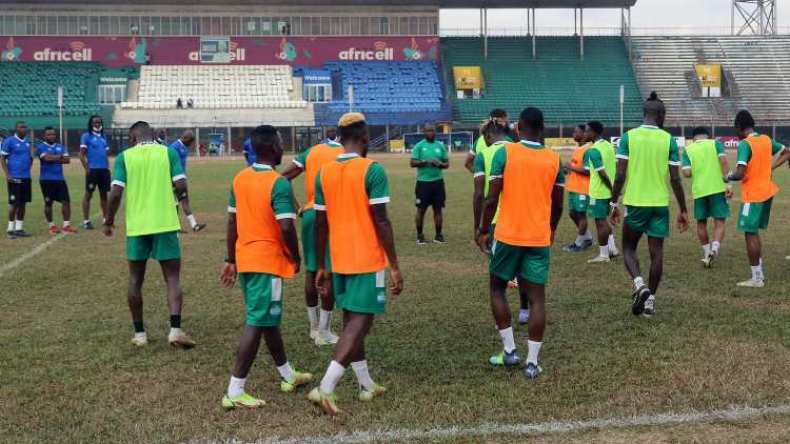 رئيس سيراليون يُطالب لاعبي المنتخب بِنيل الكأس الإفريقية