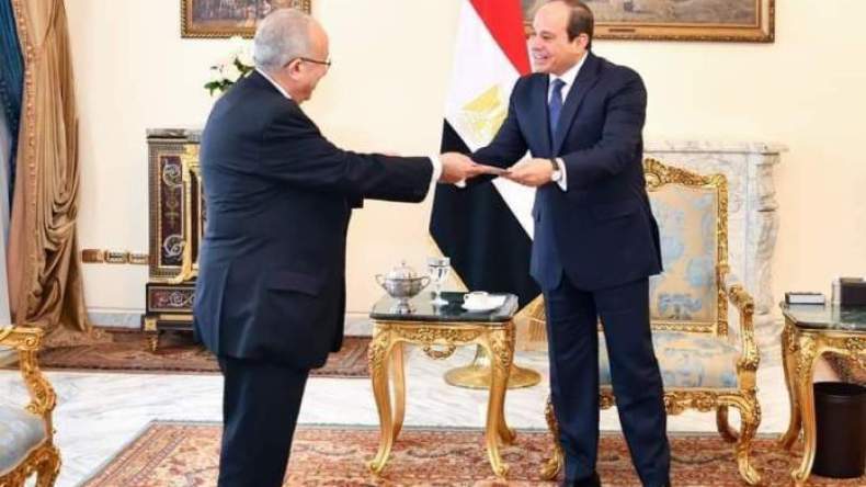 لعمامرة يسلم الرئيس المصري رسالة من الرئيس تبون