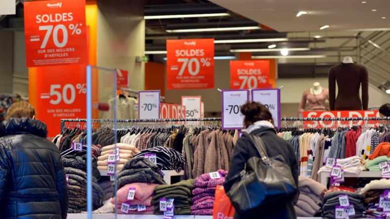 وزارة التجارة: تجميد البيع بالتخفيض للموسم الشتوي